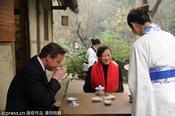 Cameron shows table tennis skills in China