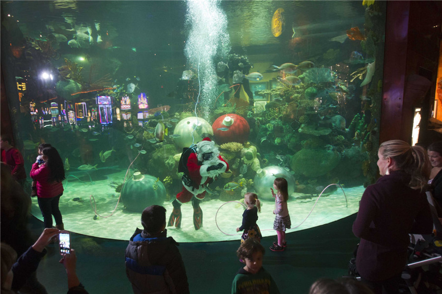 Underwater Santa meets visitors in Las Vegas