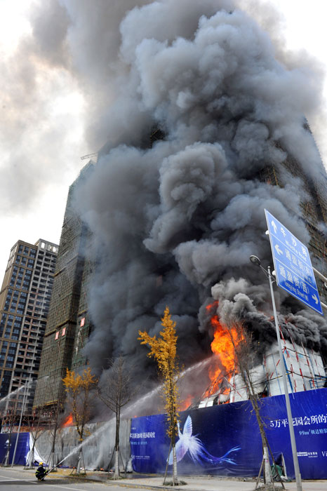 Fire breaks out at construction site in SW China