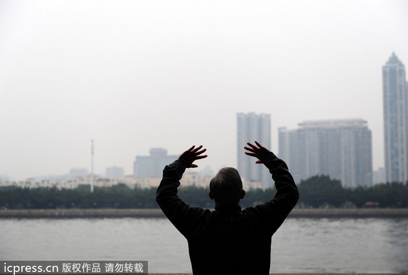 Heavy smog shrouds Guangzhou