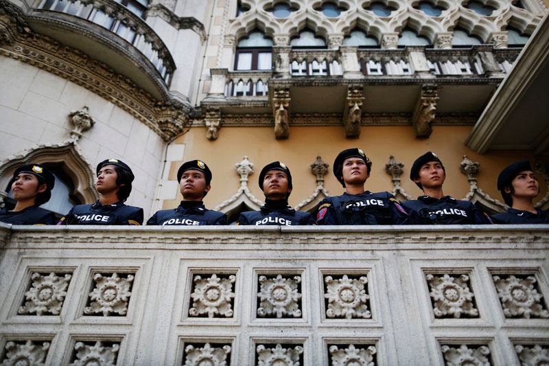 Protesters remove barbed wires at Thai PM's office