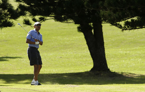 Obama plays golf in Hawaii