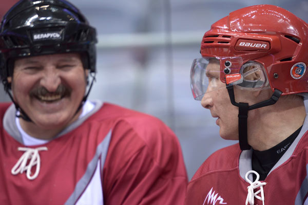 Putin, Belarussian president play ice hockey