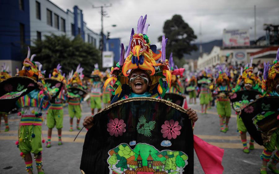 Grand parade ends carnival in Colombia