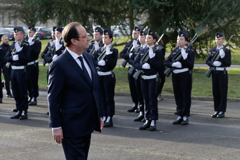 Hollande presents New Year wishes to the French Army