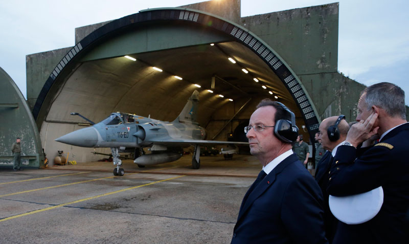 Hollande presents New Year wishes to the French Army