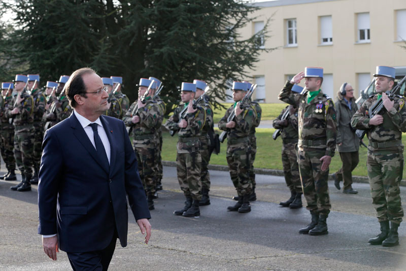 Hollande presents New Year wishes to the French Army