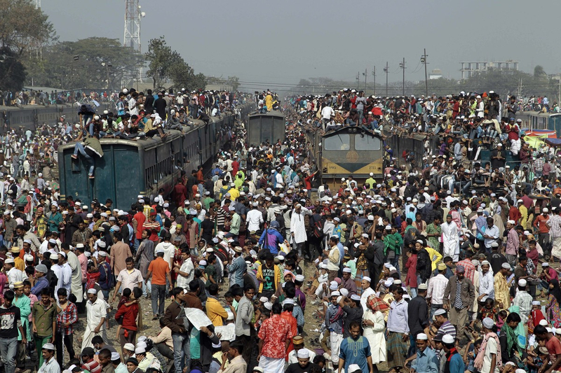 Big crowds of Bangladeshi Muslims head home