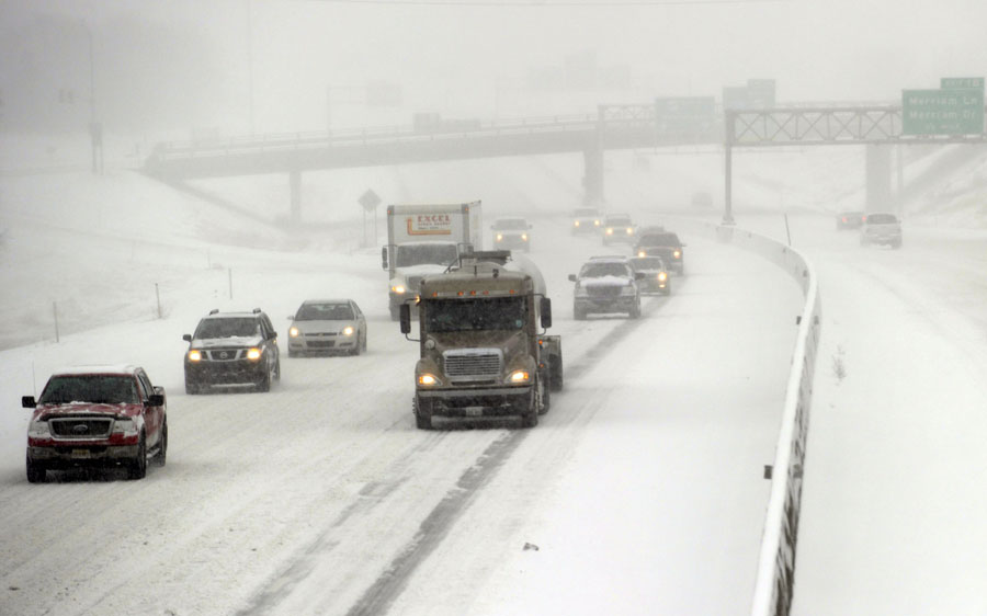 Snow storm slams US Plains, at least two dead