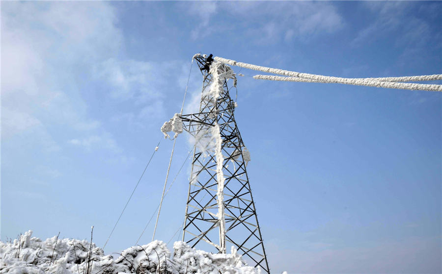 No day off for ice-scraping workers on Lantern Festival