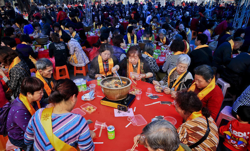 Tradition draws 100,000 to temple for blessed food