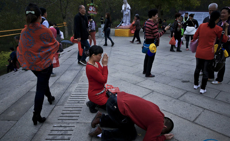 Tradition draws 100,000 to temple for blessed food