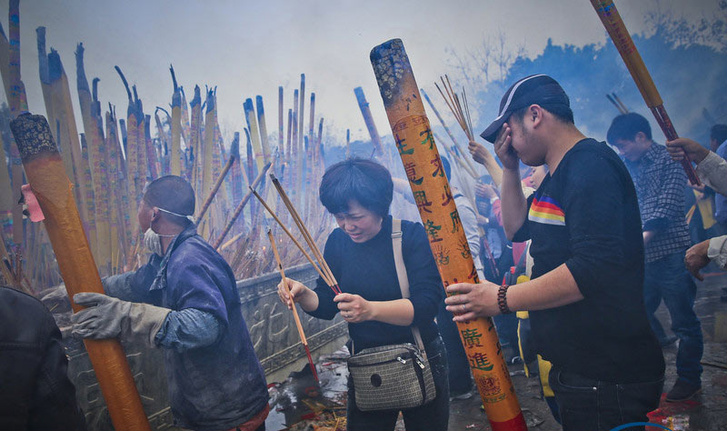 Tradition draws 100,000 to temple for blessed food