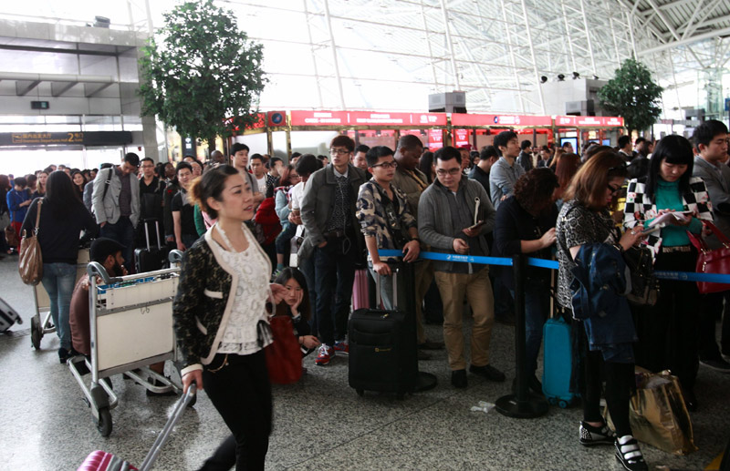 Killer rainstorms disrupt transport in S China