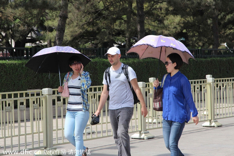 Beijing experiences unseasonably warm temperatures