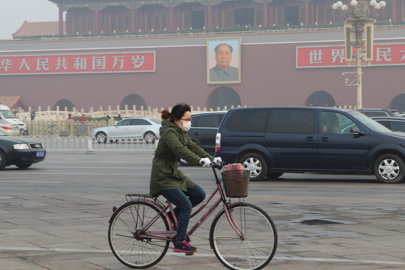 Beijing chokes under heavy smog