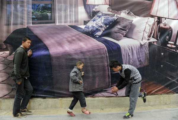 Street children live in hole in a wall in NE China