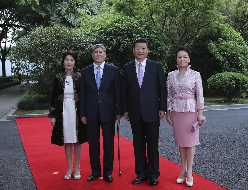 President Xi meets with leaders at summit