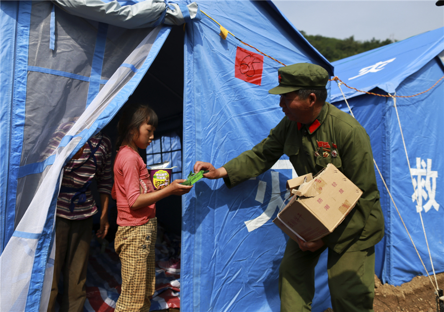 Daily life in quake zone shows few signs of normality