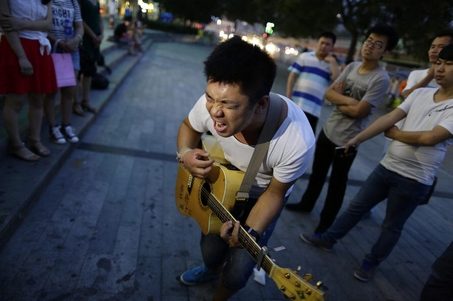 Beijing's street singer never lets you down