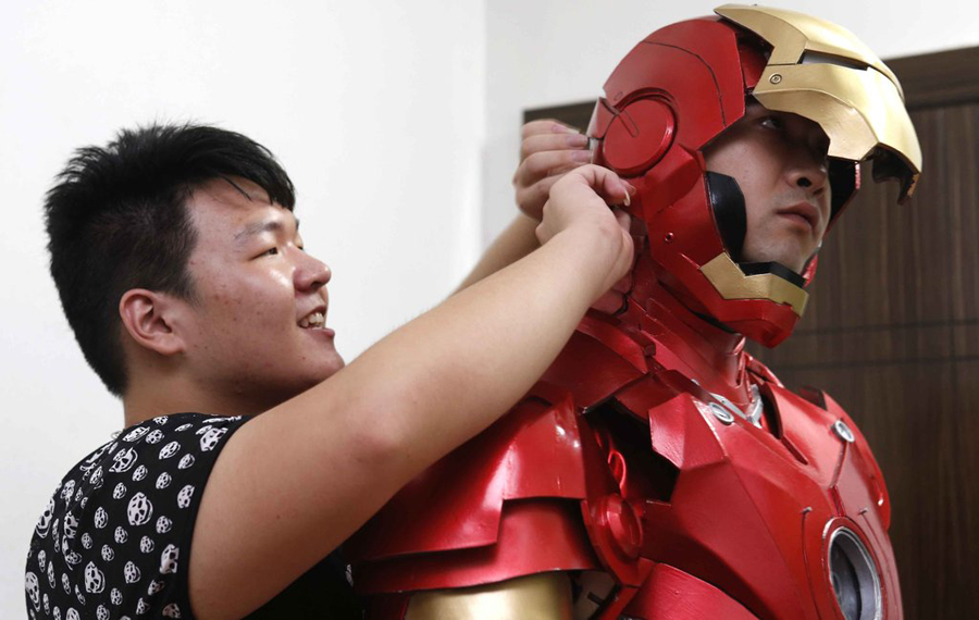 Crowds marvel at real-life 'Ironman' in E China