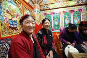 Highway maintenance team on Qinghai-Tibetan Plateau