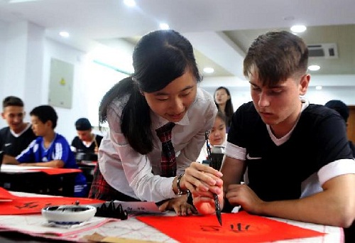 Coaches, players visit Shanghai school for soccer exchange