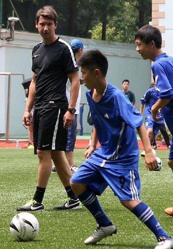 Coaches, players visit Shanghai school for soccer exchange