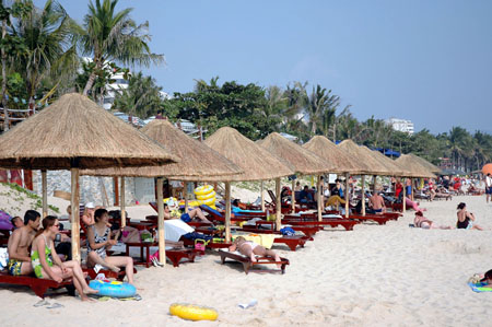 Holidaymakers enjoy sunshine in Sanya