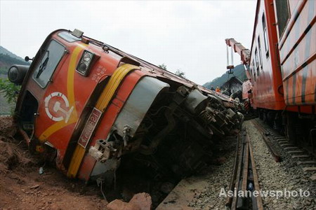 Train derailed by rock fall near Chengdu 