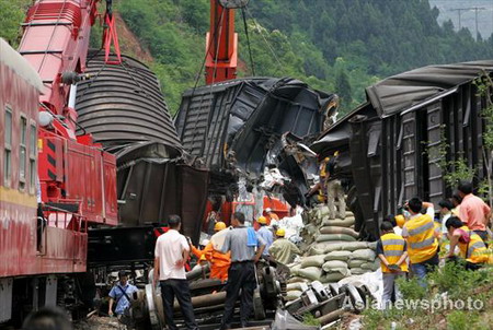 Train derailed by rock fall near Chengdu 