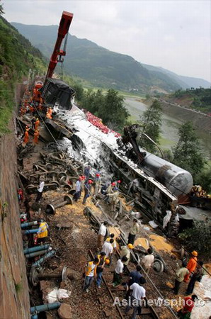 Train derailed by rock fall near Chengdu 