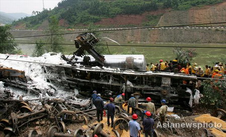 Train derailed by rock fall near Chengdu 