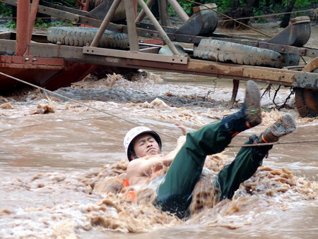 Rescue work continues for mudslide victims in Yunnan