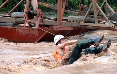 Rescue work continues for mudslide victims in Yunnan