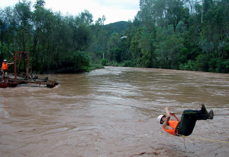 Rescue work continues for mudslide victims in Yunnan