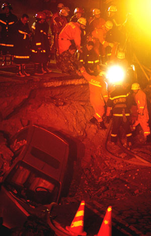 Subway tunnel collapse leaves 3 dead, 17 missing