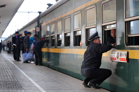 Passengers swarm at Guangzhou Railway Station