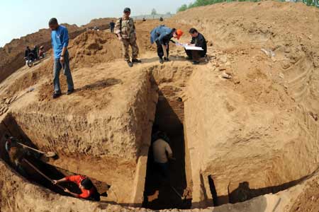 Some 200 pieces of relics excavated in central China