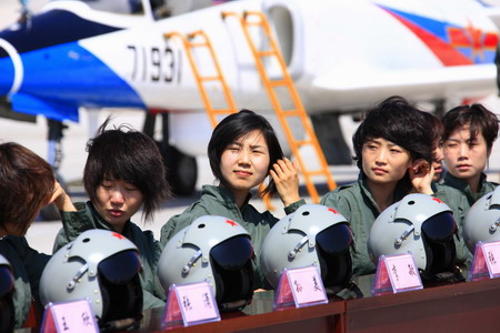 First Chinese female fighter pilots get new suits