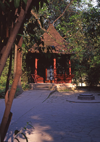 Du Fu Thatched Cottage Museum popular during holiday