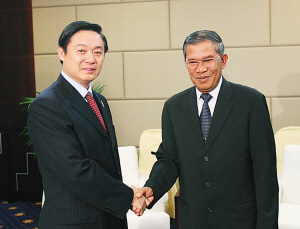 Cambodian PM visits China for trade fair, visit