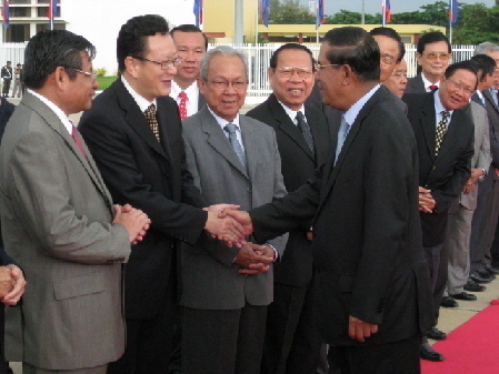 Cambodian PM visits China for trade fair, visit