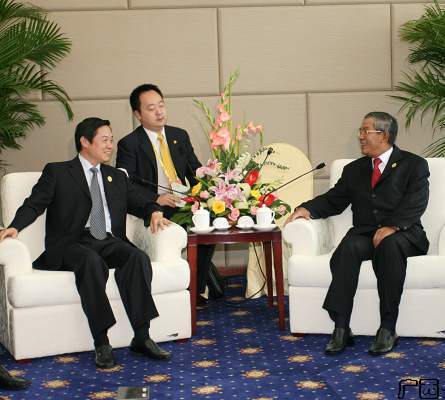 Cambodian PM visits China for trade fair, visit