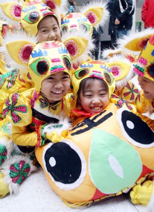 Children, parents in Tianjin celebrate New Year