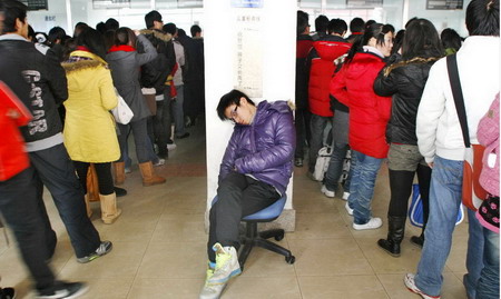 Train stations sell tickets for Spring Festival travel