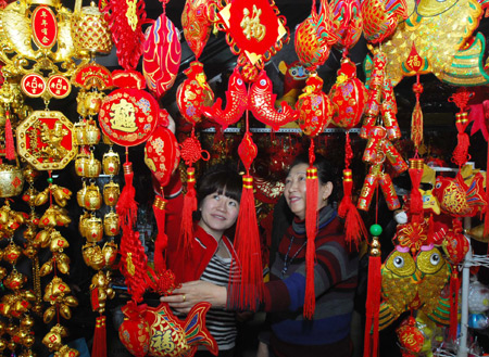 Spring Festival nears, ornaments hot for grab
