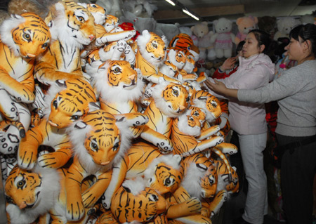 Spring Festival nears, ornaments hot for grab
