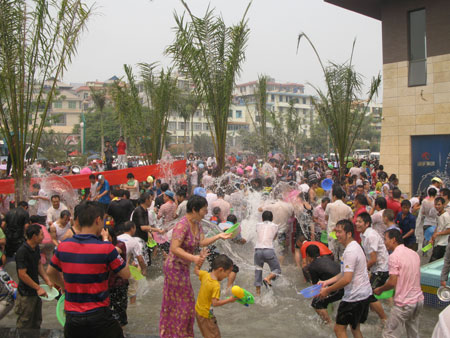Water Splashing Festival celebrated in Xishuangbanna