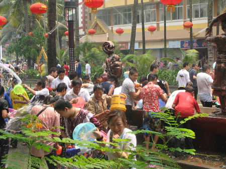 Water Splashing Festival celebrated in Xishuangbanna